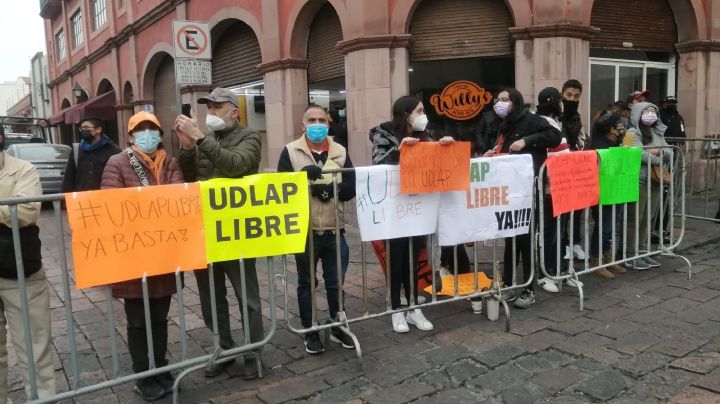 Estudiantes de la UDLAP protestan; piden a AMLO intervenir para recuperar campus