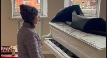 Rusia y Ucrania: Mujer toca el piano en su casa destrozada tras bombardeos rusos (VIDEO)