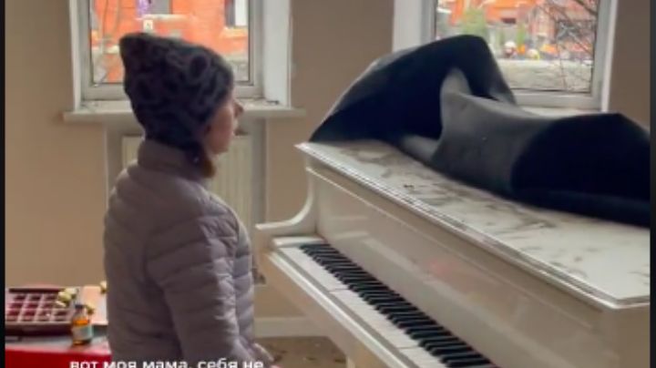 Rusia y Ucrania: Mujer toca el piano en su casa destrozada tras bombardeos rusos (VIDEO)