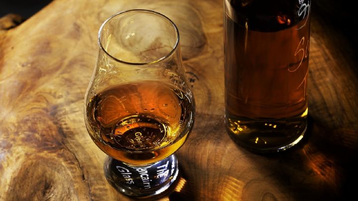 Alcoholímetro en México: ¿a cuántas copas de Whisky equivale el grado permitido?