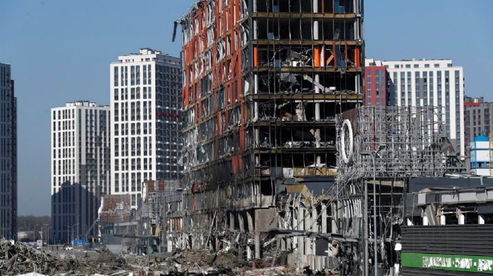 Guerra Rusia y Ucrania: rusos bombardean un centro comercial y viviendas