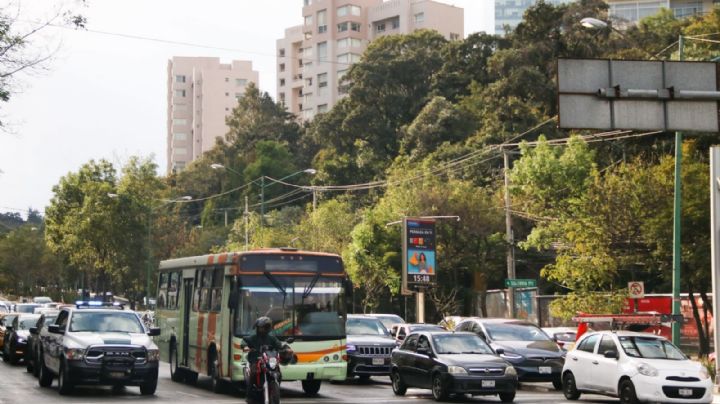 Unidad de transporte público choca en calzada Tlalpan; reportan heridos