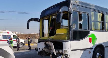 Autobús choca en caseta de la México-Pachuca; hay 12 heridos