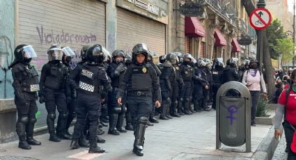 Marcha por el Día de la Mujer 2022: Policías rocían a manifestantes con extintores