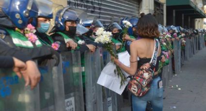 Día de la Mujer 2022: aplauden y regalan flores a policías en marcha (VIDEO)