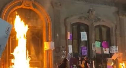 Día de la Mujer: manifestantes irrumpen y queman puerta de Palacio de Gobierno de NL