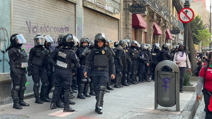 Marcha por el Día de la Mujer 2022: Policías rocían a manifestantes con extintores