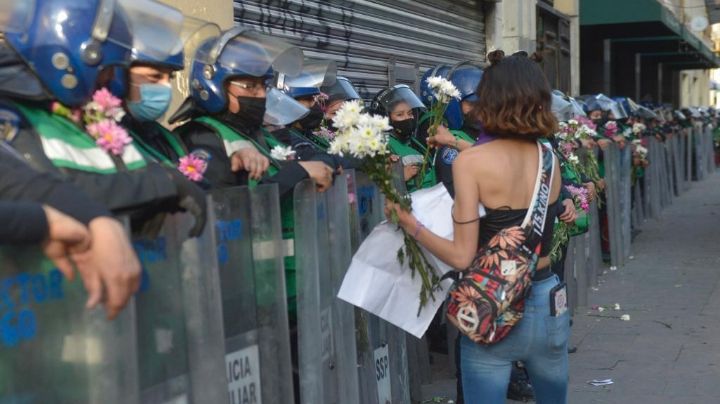 Día de la Mujer 2022: aplauden y regalan flores a policías en marcha (VIDEO)