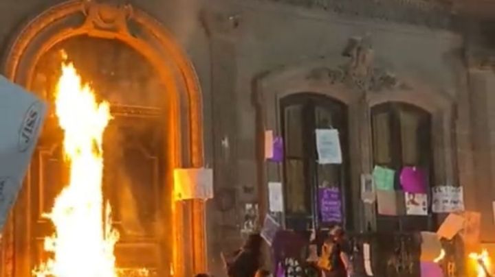 Día de la Mujer: manifestantes irrumpen y queman puerta de Palacio de Gobierno de NL