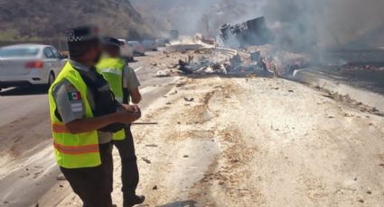 Humo y caos en Autopista del Sol: tráiler vuelca y se incendia