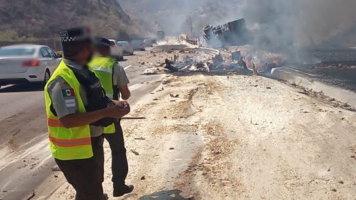 Humo y caos en Autopista del Sol: tráiler vuelca y se incendia