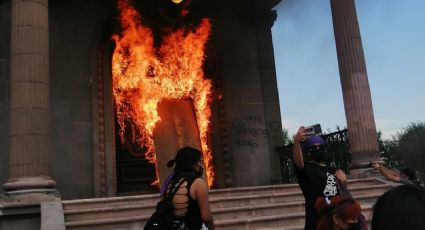 NL: manifestantes queman puerta de Palacio de Gobierno por desapariciones de mujeres