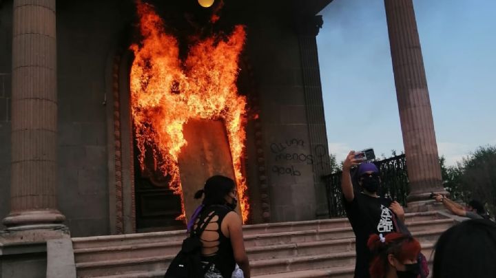 NL: manifestantes queman puerta de Palacio de Gobierno por desapariciones de mujeres