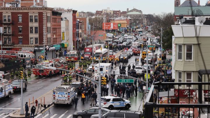 (VIDEO) Tiroteo en metro de Nueva York: suman 16 heridos por ataque