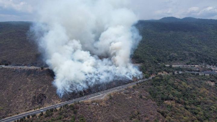 Incendio en la México-Cuernavaca desata caos vial en la salida de CDMX