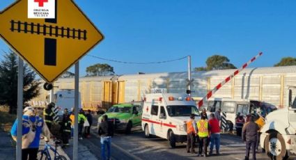 Tren embiste a camión en Atlacomulco; hay lesionados