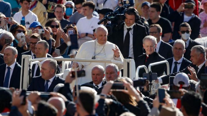 Papa Francisco "defiende" a las suegras... con chiste ¿sexista?