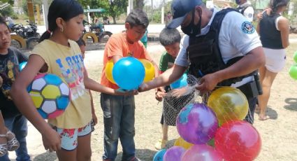 Policías regalan juguetes a niños de Poza Rica