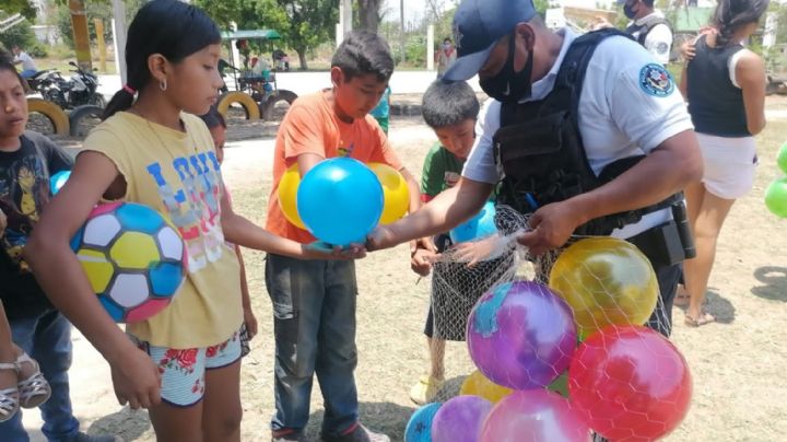 Policías regalan juguetes a niños de Poza Rica