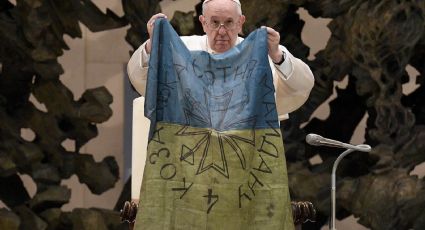 (FOTOS) Papa Francisco condena masacre de Bucha y besa bandera de Ucrania