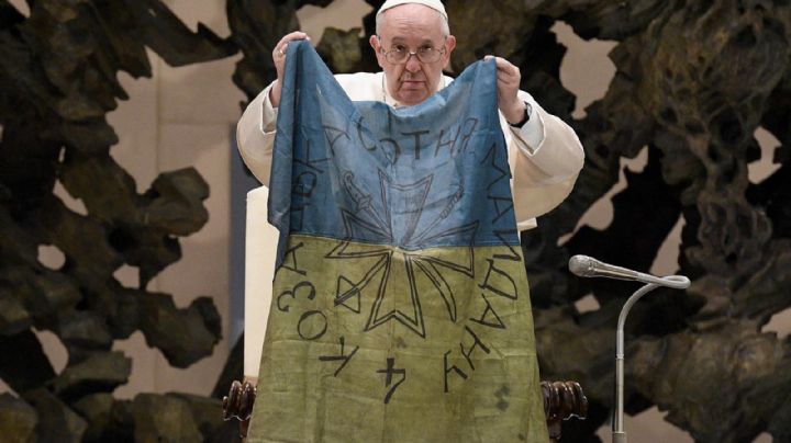 (FOTOS) Papa Francisco condena masacre de Bucha y besa bandera de Ucrania