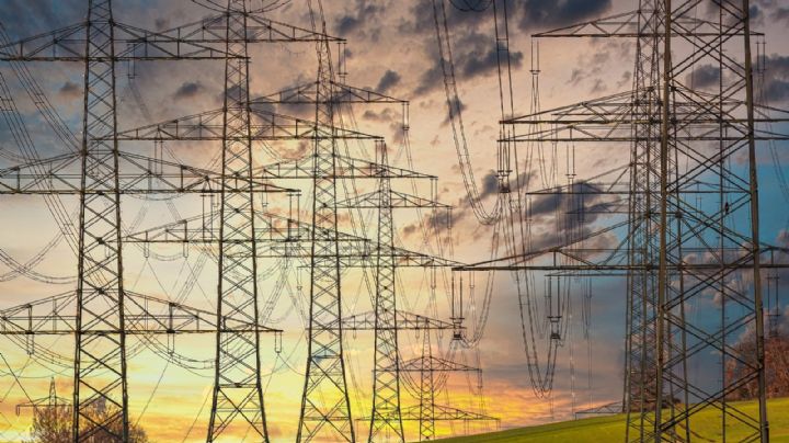 Ley Eléctrica: La 4T 'afila' tijeras para revocar permisos y contratos 'ilegales'