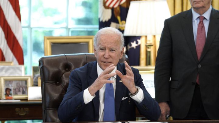 EU se 'mete' más a la guerra: Biden firma ley para prestar armas a Ucrania