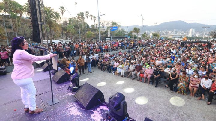 Festeja Abelina López mamás en su día