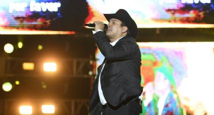 Julión Álvarez canta para mamás Laguneras