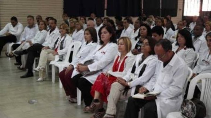 Califican como incongruente traer médicos cubanos a México