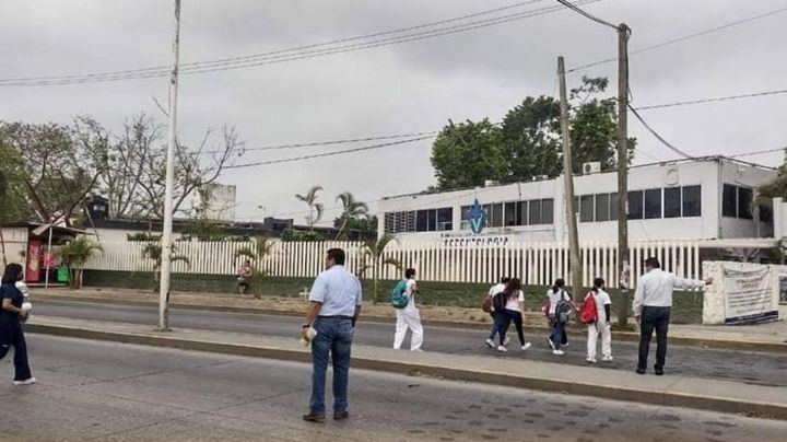 Universitarios piden tope frente a la facultad de Medicina para evitar charcos