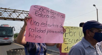 Escuela se cae a pedazos: Padres de familia bloquean carretera Villahermosa - Frontera