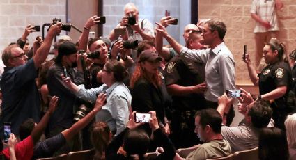 Tiroteo en Texas: Irrumpe demócrata en conferencia de Greg Abbott y le reclama por armas