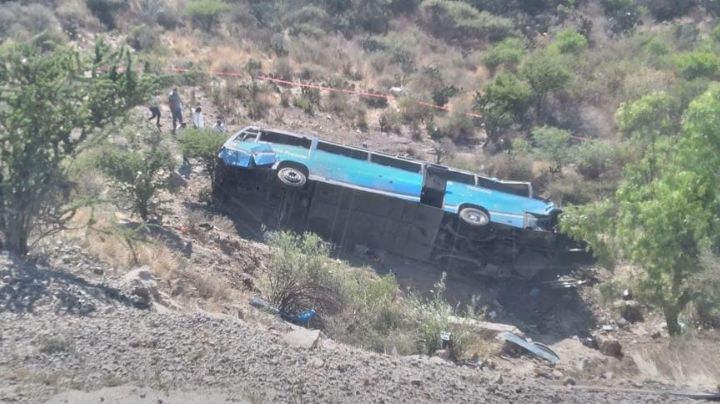 Tragedia en San Luis Potosí: Autobús con migrantes cae a barranco; hay 6 muertos