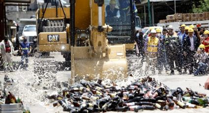 Coyoacán va contra las licuachelas: Destruyen 6 mil cervezas de bares clandestinos