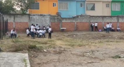 Por falta de aulas estudiantes de Telesecundaria del puerto de Veracruz toman clases bajo un árbol