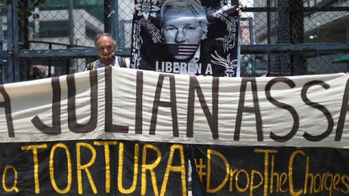 AMLO urge liberar a Julian Assange; 'puede tener asilo en México', insiste