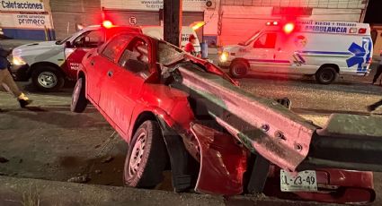 Sobrevive de milagro tras accidente; barra de acero atraviesa su auto