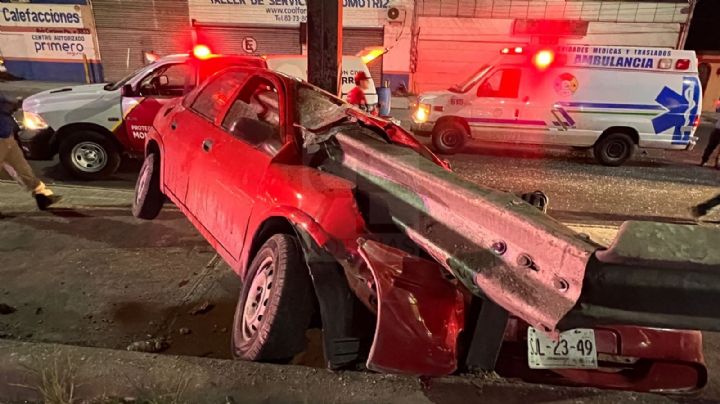 Sobrevive de milagro tras accidente; barra de acero atraviesa su auto