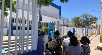 Vacunan a adolescentes en Mazatlán; llama Cuén a padres a llevar a sus hijos.