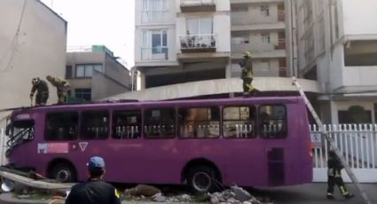 Choca camión contra autos y poste en la Portales; hay varios heridos