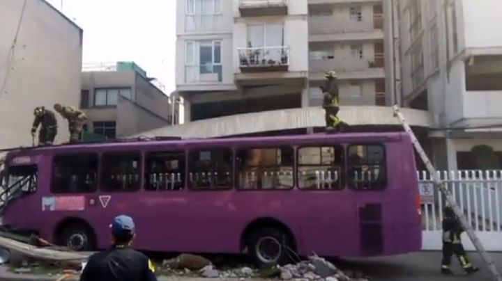 Choca camión contra autos y poste en la Portales; hay varios heridos