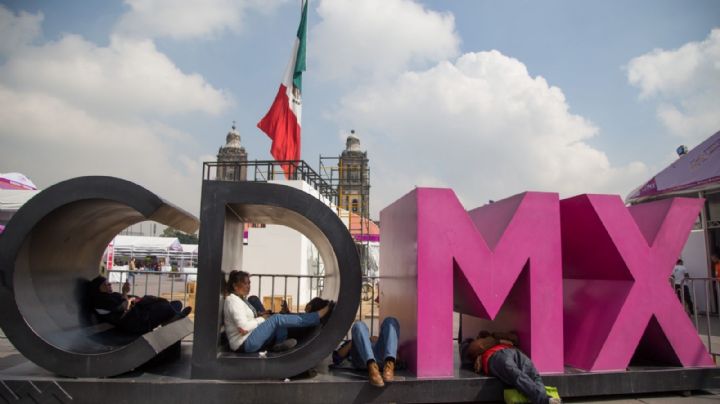 ¡Zócalo libre de humo! Prohíben fumar en 11 plazas y calles del Centro de la CDMX