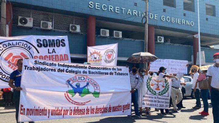 Marchan burócratas exigiendo medicamentos en el ISSET