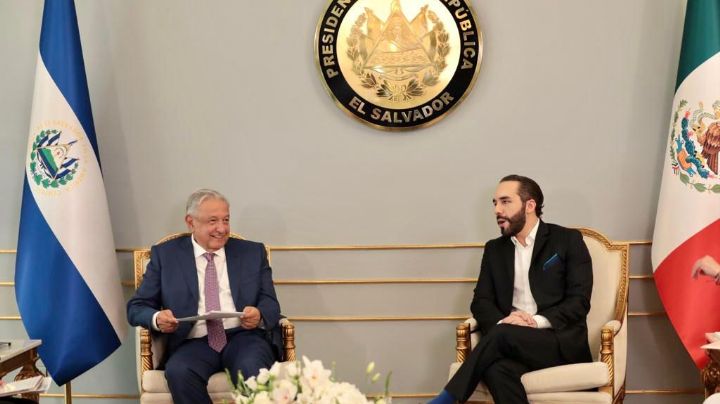 AMLO llega a El Salvador: lo recibe el presidente Nayib Bukele