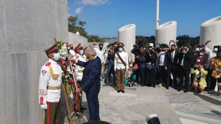 AMLO en Cuba: el presidente dejó una ofrenda floral a José Martí