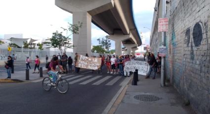 La libraron manifestantes en protesta frente a la CEA