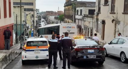 Camión Urban derrapa y causa aparatoso accidente en zona centro de Tampico