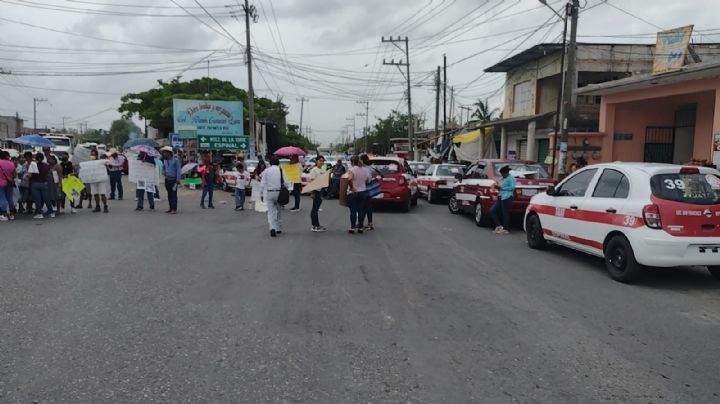 Familiares de fallecidos en choque se enfrentan con personal de la Fiscalía de Veracruz