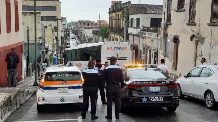 Camión Urban derrapa y causa aparatoso accidente en zona centro de Tampico